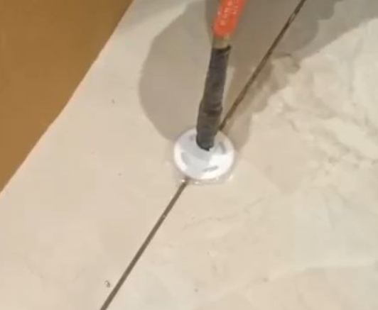 攀枝花市瓷砖空鼓维修公司专业解答瓷砖在铺贴过程中，如果没有涂抹均匀到位的粘结材料（如水泥砂浆或瓷砖胶），可能会导致以下问题