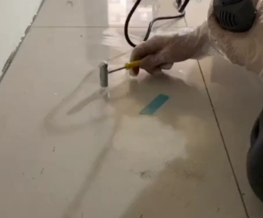 攀枝花市瓷砖开裂维修公司专业分享瓷砖在铺贴前如果没有沥干水分，将会导致以下问题